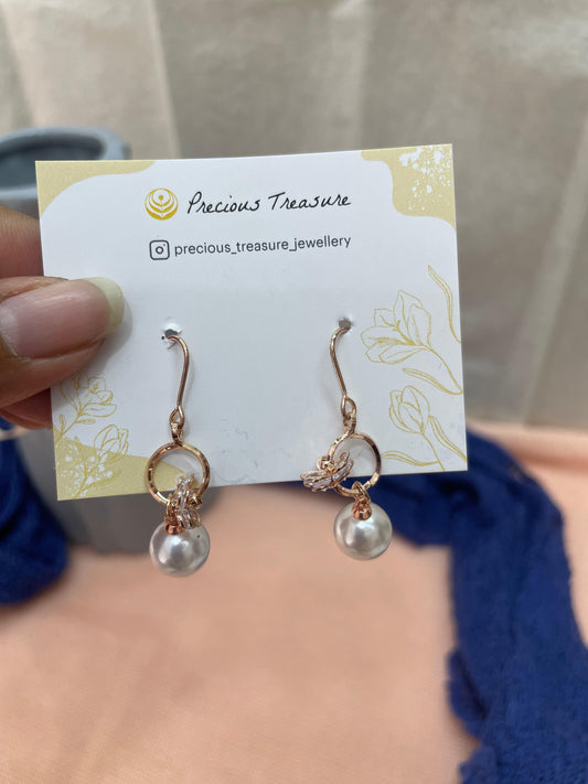 Danglers - Pearl earrings