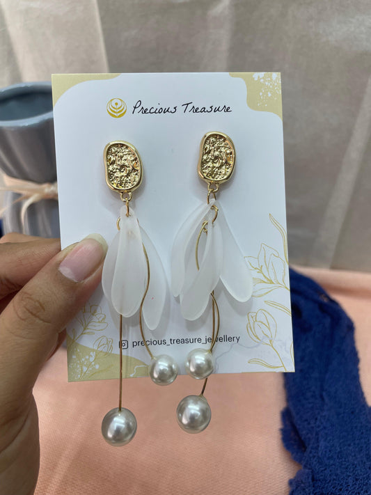 Danglers - Pearl earrings