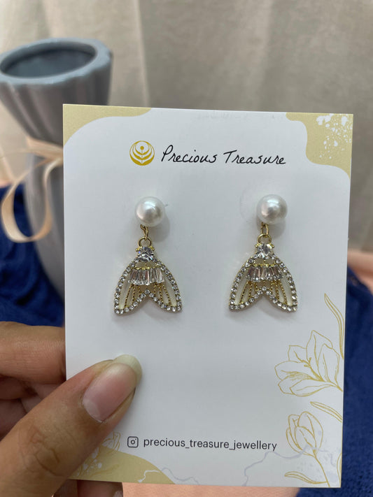 Danglers - Pearl earrings